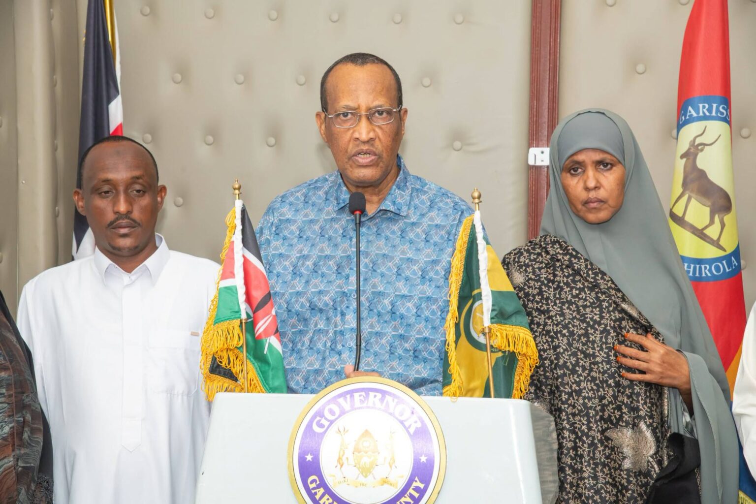 Garissa Governor H.E. Nathif Jama EGH poses for a photo with newly sworn-in Dadaab–Hagadera Municipal Board members Mr. Issa Harun and Ms. Zeinab following their official assumption of office during the board’s inauguration ceremony held at the Garissa County Headquarters. Photo: Handout | Asal Post