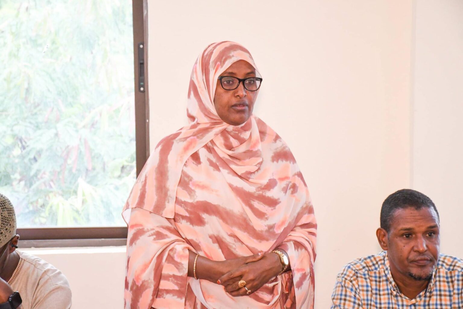 Director of Human Resource Management (HRM) Mrs. Rukia Sheikh addressing senior management and directorate heads during a sensitization forum on the County Government of Garissa's medical cover and insurance scheme at the County Headquarters. Photo/County Government of Garissa.