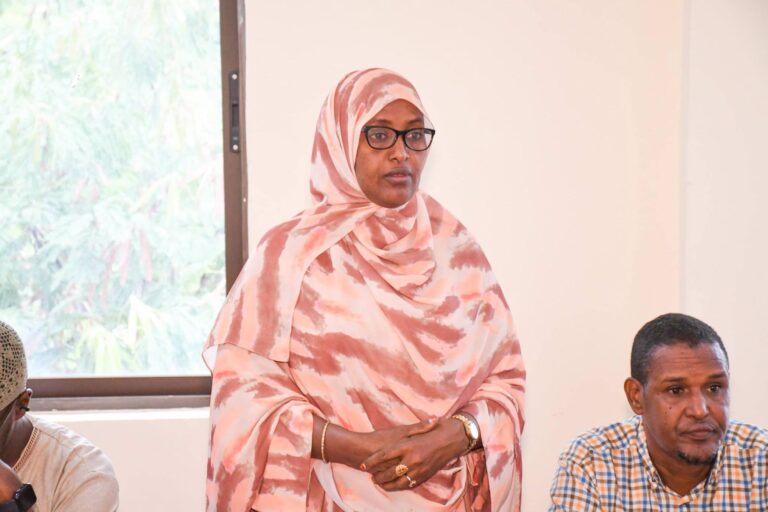 Director of Human Resource Management (HRM) Mrs. Rukia Sheikh addressing senior management and directorate heads during a sensitization forum on the County Government of Garissa's medical cover and insurance scheme at the County Headquarters. Photo/County Government of Garissa.